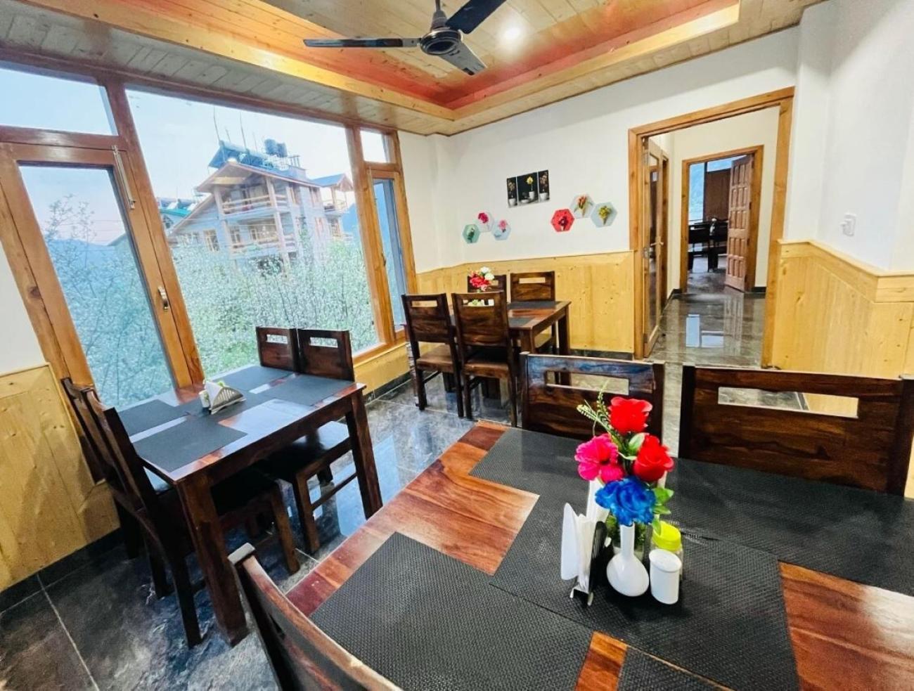 Hotel Sakura Palace Manāli Buitenkant foto