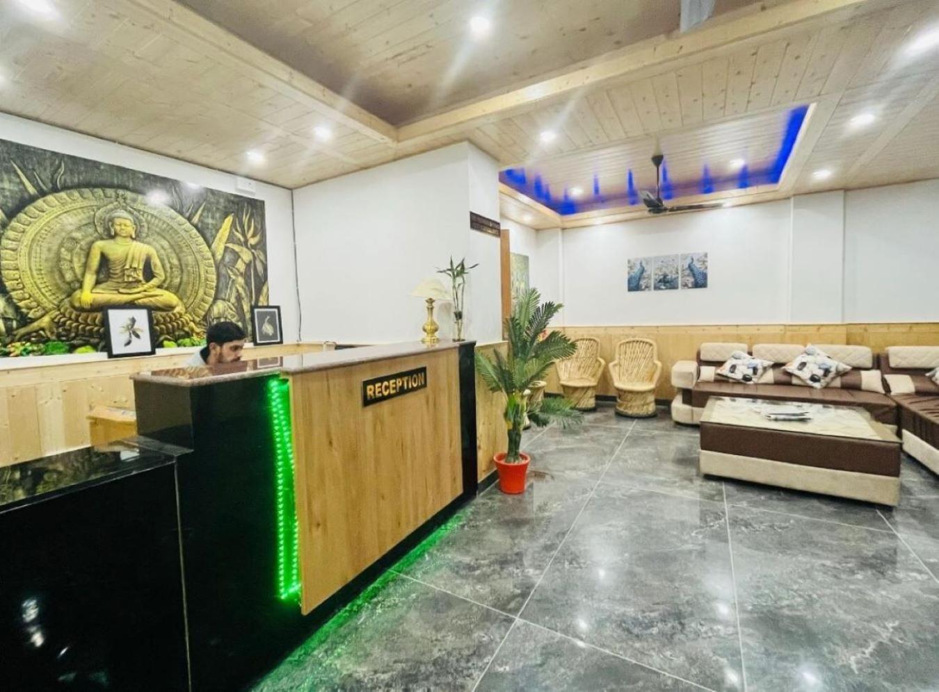 Hotel Sakura Palace Manāli Buitenkant foto
