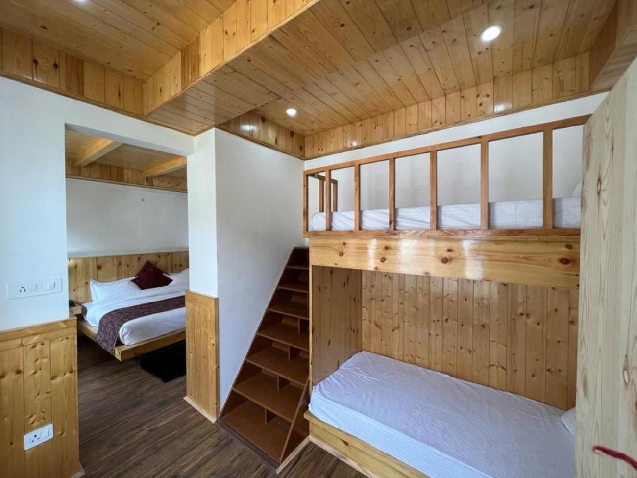 Hotel Sakura Palace Manāli Buitenkant foto